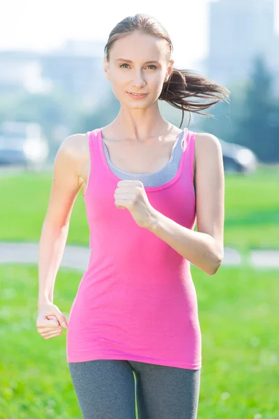 Jogging mulher correndo no parque da cidade — Fotografia de Stock