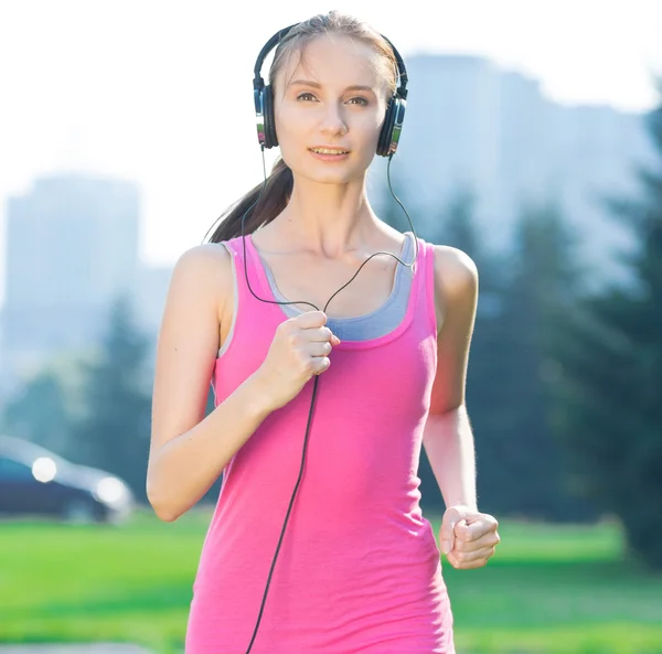 Jogging donna correre nel parco della città — Foto Stock