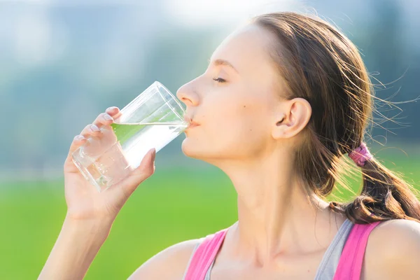 Retrato de mulher bebendo água após o esporte — Fotografia de Stock