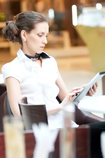 Affärskvinna med tablett på lunchrasten i café — Stockfoto