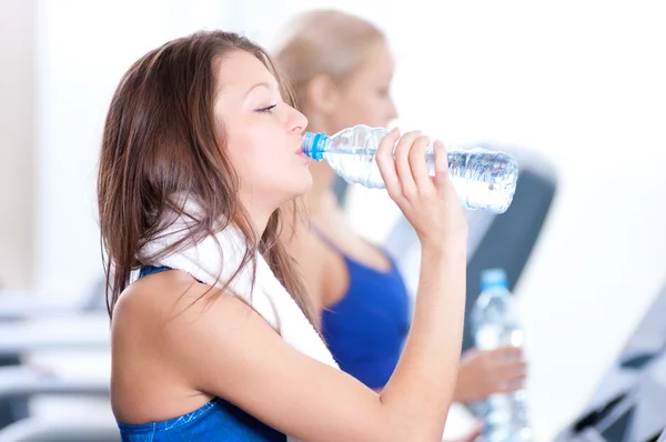 Donne che bevono acqua dopo lo sport — Foto Stock