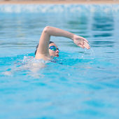 lány első csúszás körvonalstílus úszás