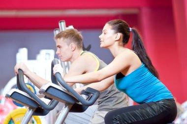 Spor salonundaki insanlar.