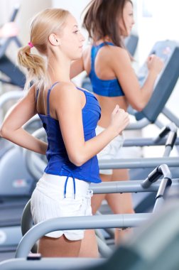 spor salonunda makinesinde kadınlar