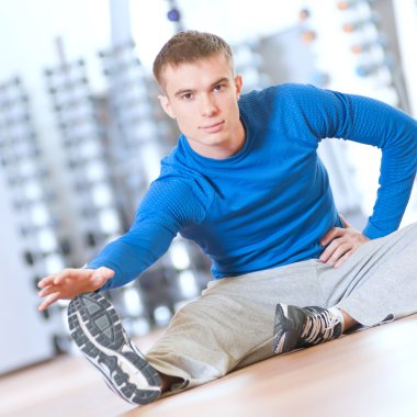 spor salonunda şeyleri yaparak germe egzersizleri