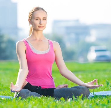 germe fitness egzersiz yaparak spor kadın