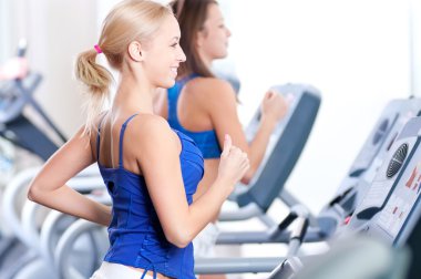 spor salonunda makinesinde iki genç kadın