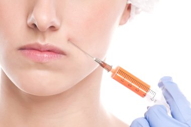 kadın yüzüne Botox enjeksiyonu