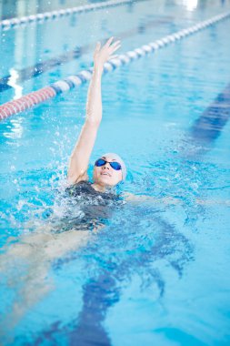 Kızı geri gezinme kontur stili Yüzme