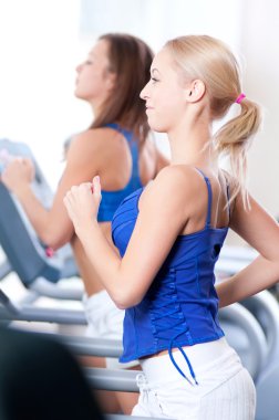 makine üzerinde çalışan iki genç kadın