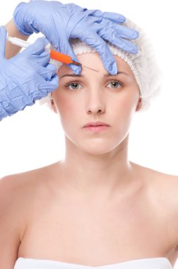 kadın yüzüne Botox enjeksiyonu