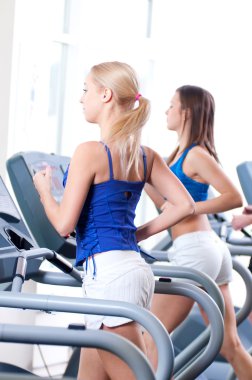 spor salonunda makinesinde iki genç kadın