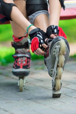 tezgah otururken paten kız