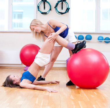 Kadınlar germe egzersiz yapın