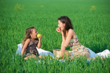 mutlu kız meyve ile yeşil çimenlerin üzerinde