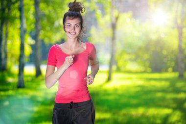 yeşil park açık havada çalışan kadın