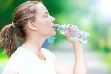 Maden suyu içme kadın