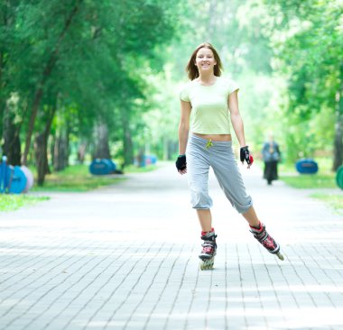 parkta paten sportif kız