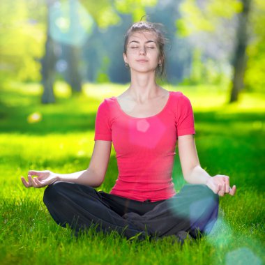 Yoga yapan genç bir kadın.