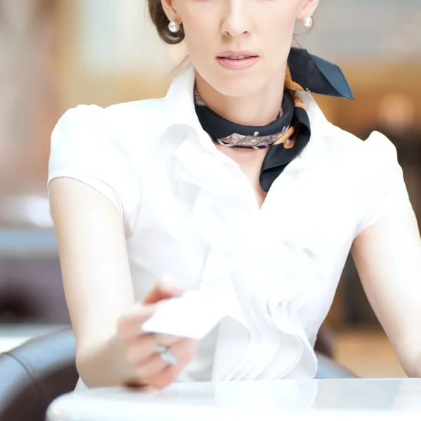 Business woman showing her business card — Stock Photo, Image