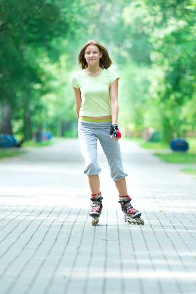 Patinação de rolo menina desportiva — Fotografia de Stock