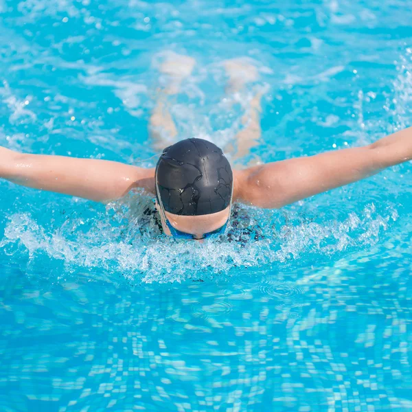Genç kız kelebek kontur stili Yüzme — Stok fotoğraf