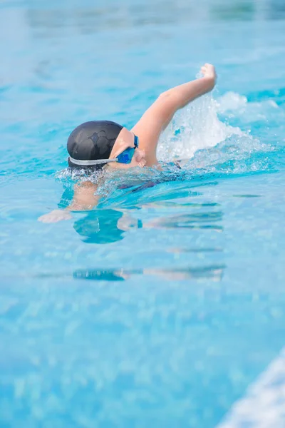 Mädchen schwimmen vorne kriechen Stil — Stockfoto