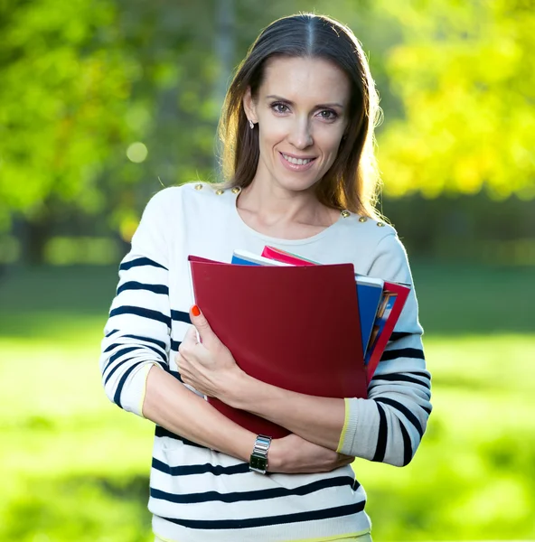 Mujer de negocios con carpeta de papel y almohadilla — Foto de Stock