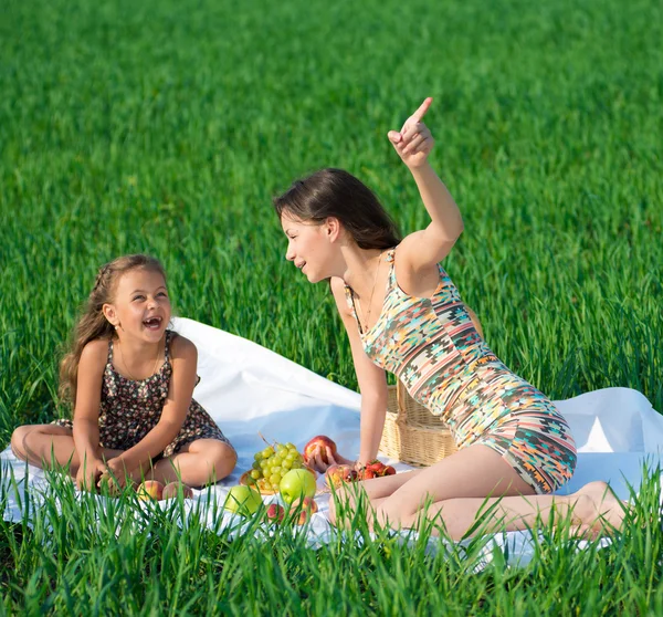 Ragazze felici su erba verde — Foto Stock