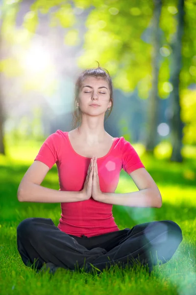 Mujer joven haciendo ejercicios de yoga — Foto de Stock