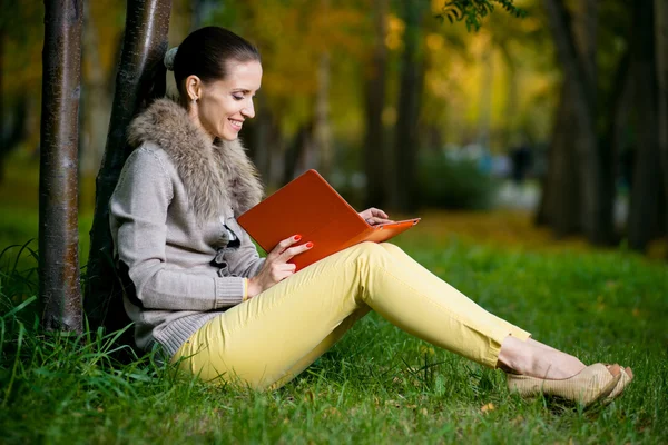 Mujer de moda usando una tableta — Foto de Stock