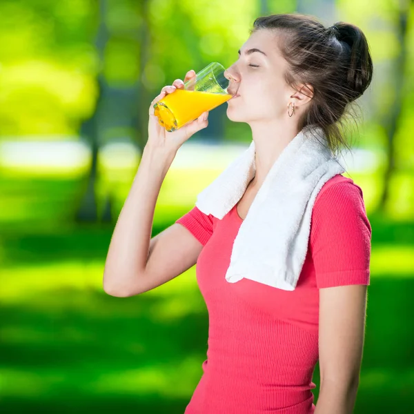 Donna che beve succo d'arancia fresco — Foto Stock