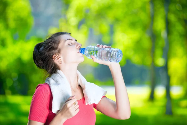 Mujer joven bebiendo agua — Foto de Stock