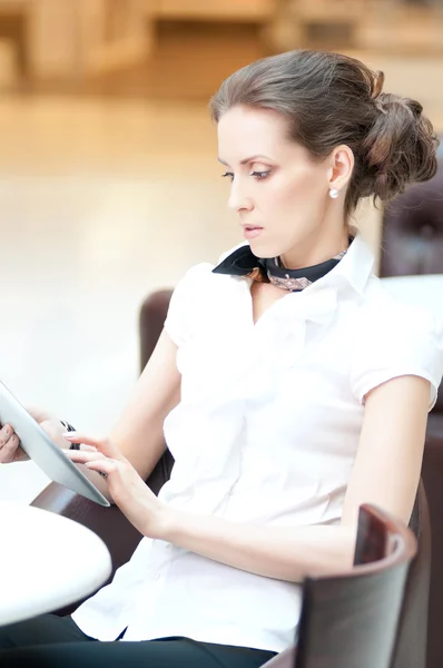 Business woman using tablet — Stock Photo, Image