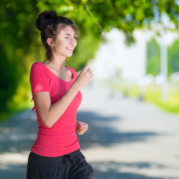 Woman running outdoors in green park — Stock Photo, Image