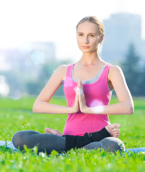 Sport woman doing stretching fitness exercise — Stock Photo, Image