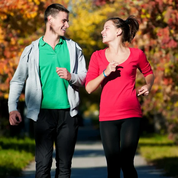 Молодой человек и женщина бегут — стоковое фото
