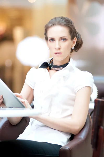 Mujer de negocios utilizando tableta —  Fotos de Stock
