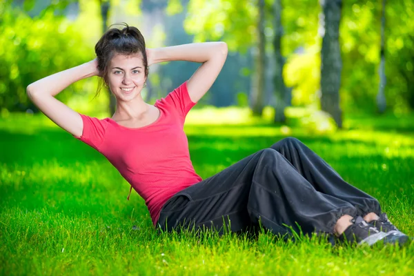 Vrouw doen kracht oefeningen — Stockfoto