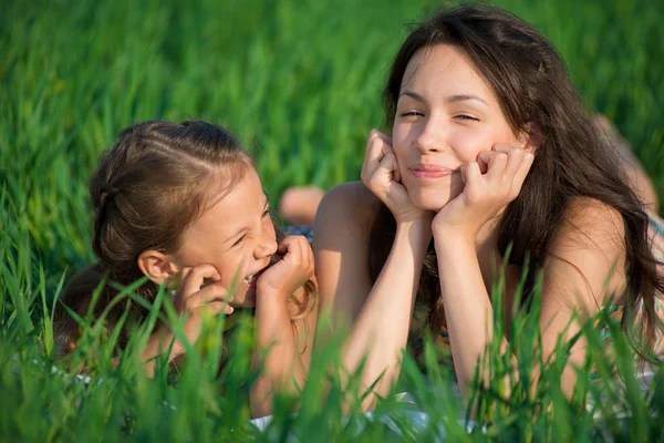 Szczęśliwy dziewcząt na zielonej trawie — Zdjęcie stockowe