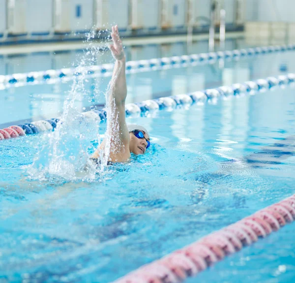 Kız Açık gezinme kontur stili Yüzme — Stok fotoğraf