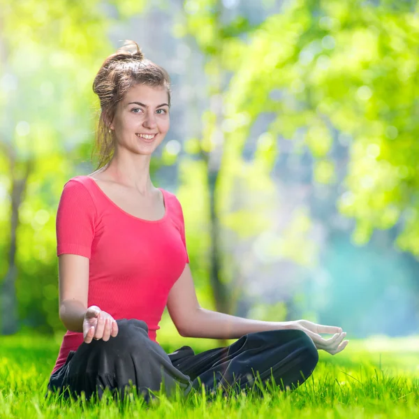 Mujer joven haciendo ejercicios de yoga — Foto de Stock