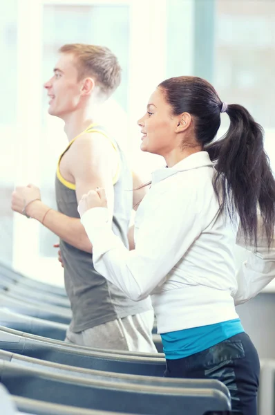 Mujer y hombre en el gimnasio haciendo ejercicio —  Fotos de Stock