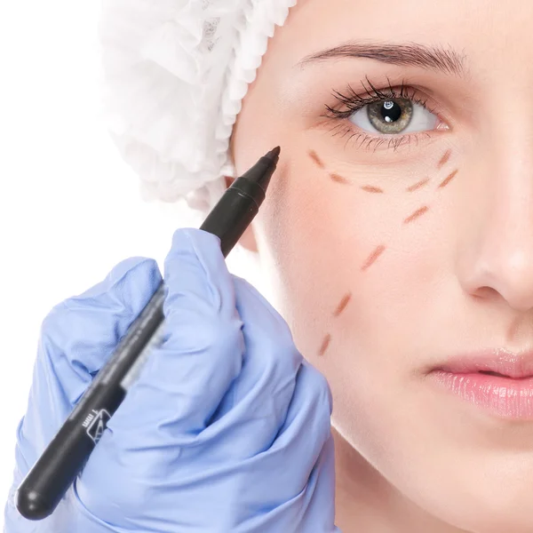 Düzeltme satırlarını kadının yüzünde çizmek