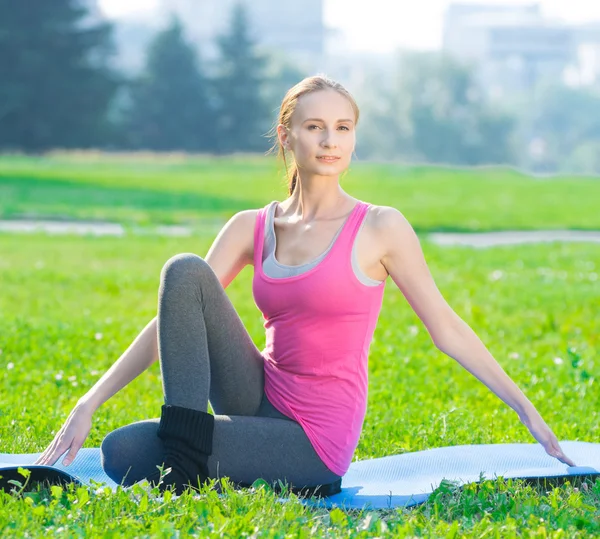 Esporte mulher fazendo alongamento exercício de fitness — Fotografia de Stock