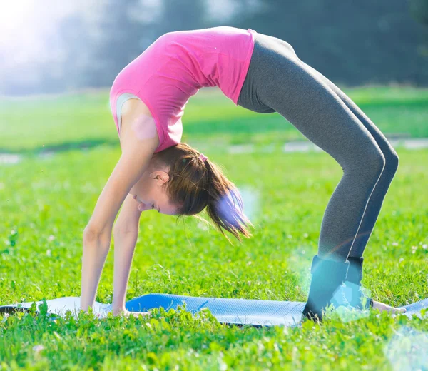 Sport kvinna gör stretching fitness motion — Stockfoto