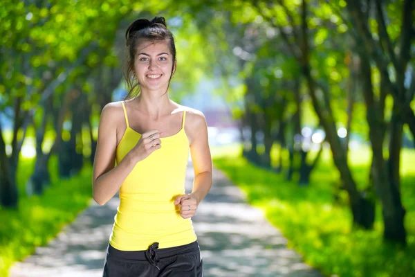 Mujer corriendo al aire libre en el parque verde —  Fotos de Stock