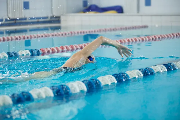 Girl swimming front crawl stroke style — Stock Photo, Image