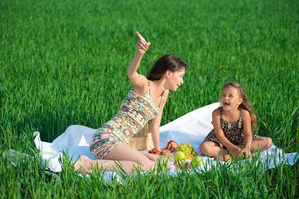 Meninas felizes na grama verde — Fotografia de Stock