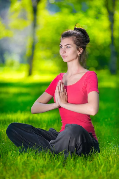 Jonge vrouw doet yoga oefeningen — Stockfoto